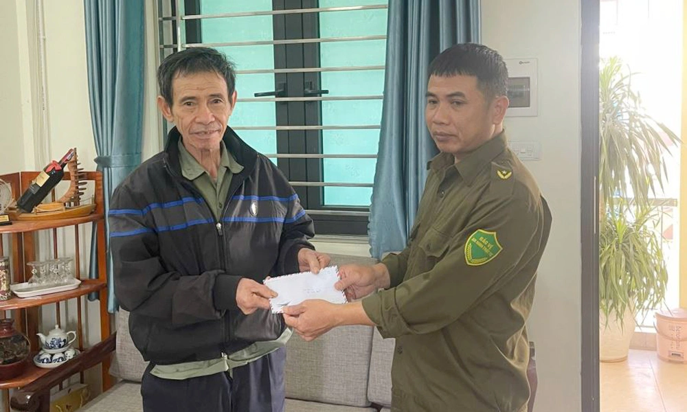 Đại diện Tổ An ninh trật tự cơ sở thôn Luộc Giới trả lại số tiền cho ông Nguyễn Văn Quang.