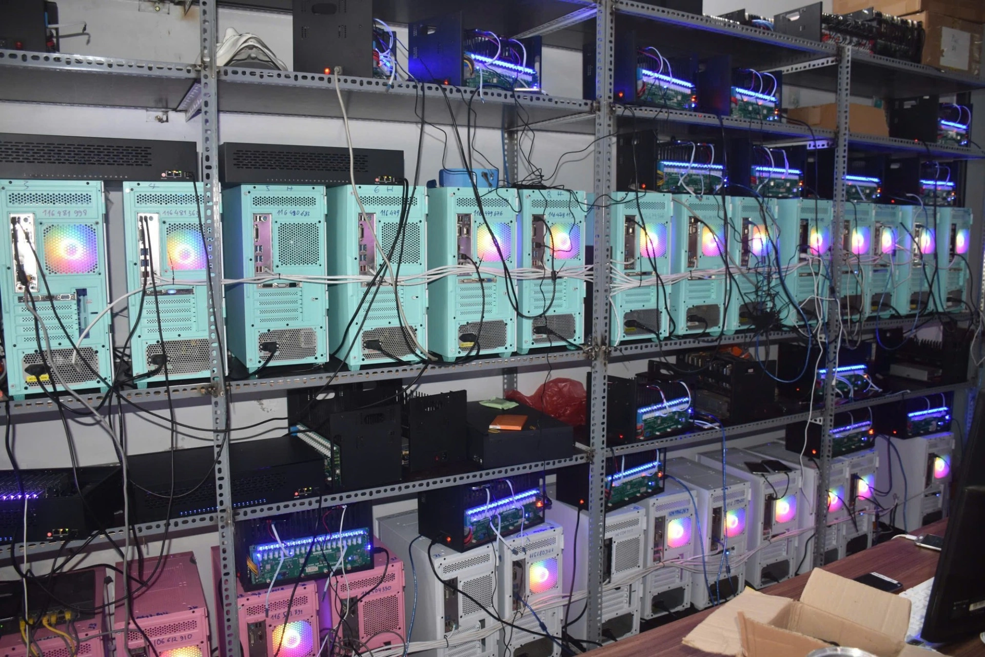 Hàng loạt CPU kết nối với 169 thiết bị đăng nhập và 2.000 điện thoại di động được các đối tượng sử dụng để lừa đảo - Ảnh: Công an TP