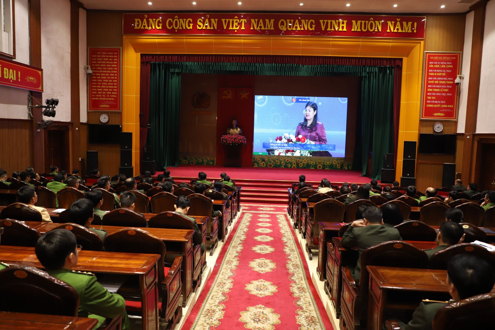 Đại biểu Công an tỉnh Ninh Bình tham dự Lễ phát động.