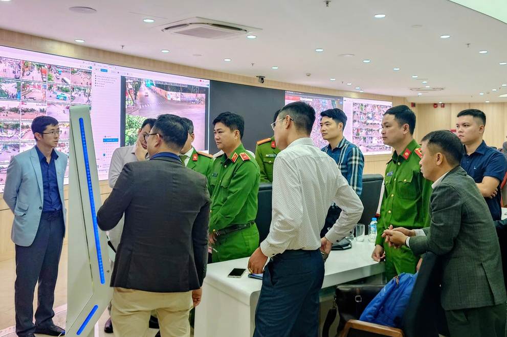 Thiếu tướng Dương Đức Hải – Phó Giám đốc CATP nghe giới thiệu các tính năng được tích hợp trên Kiosk trạm Cảnh sát thông minh