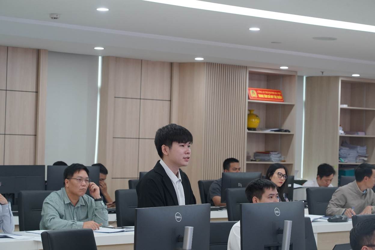 Đại diện Tổng Công ty viễn thông Mobifone giới thiệu về hệ thống định vị và xử lý sự vụ