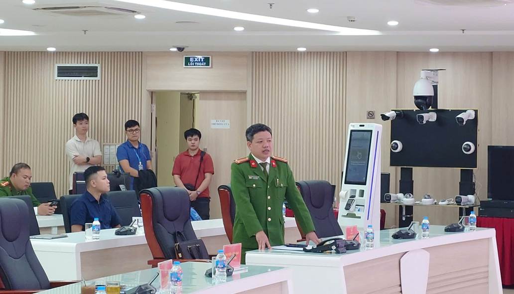 Trung tá Nguyễn Thành Lâm – Trưởng phòng Cảnh sát quản lý hành chính về trật tự xã hội thảo luận tại cuộc họp