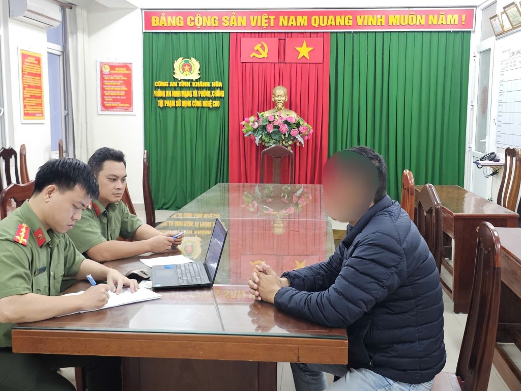Một trong số các đối tượng đăng tin thất thiệt khai nhận hành vi tại Phòng An ninh mạng và phòng chống tội phạm công nghệ cao Công an tỉnh Khánh Hòa.