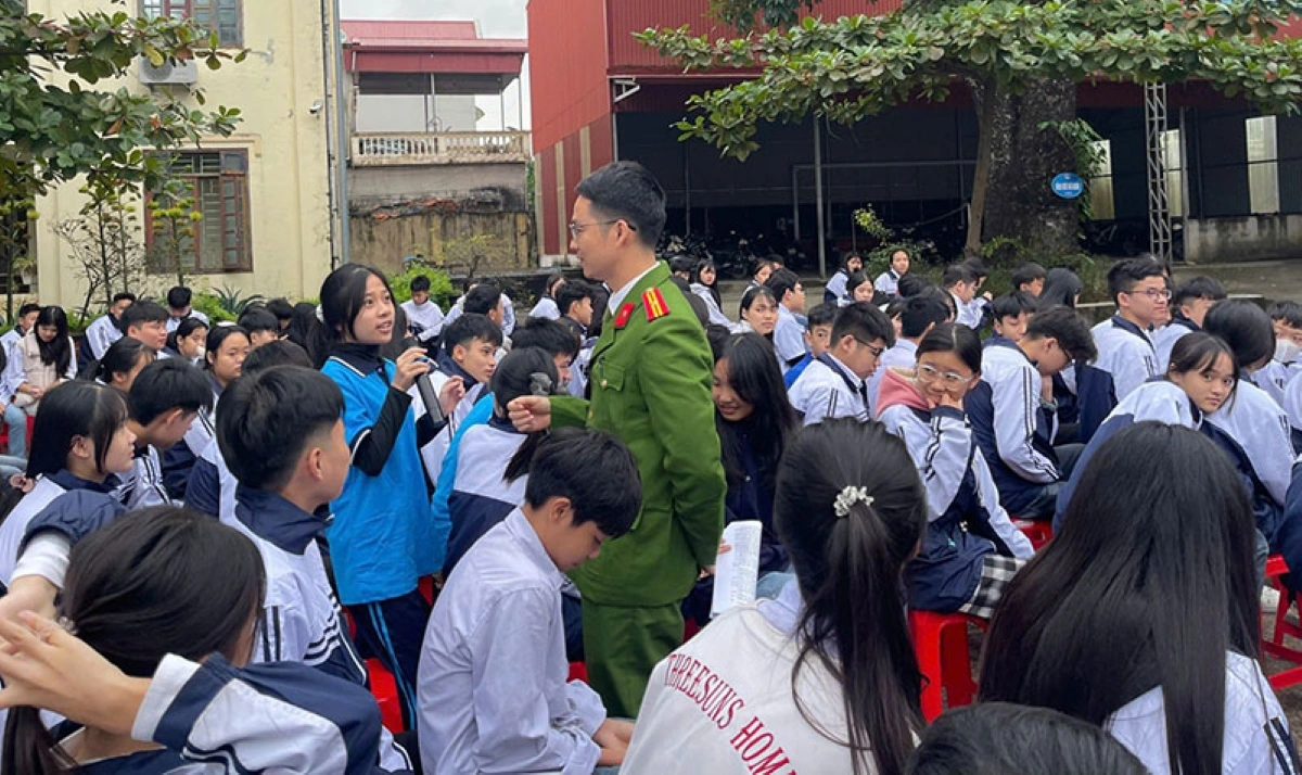 Công an tỉnh Ninh Bình tuyên truyền Chiến dịch“Không một mình - Cùng nhau an toàn trực tuyến”.