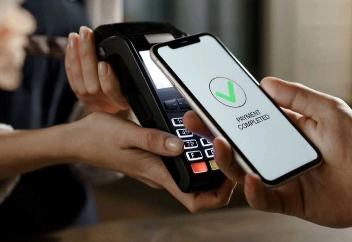 Nhiều kẻ lừa đảo đóng giả người bán hàng, nhân viên dịch vụ hoặc người kêu gọi từ thiện, yêu cầu nạn nhân “chạm nhẹ” để đóng góp một khoản nhỏ nhưng thực tế lại trừ số tiền lớn hơn bằng cách điều chỉnh máy đọc thẻ.