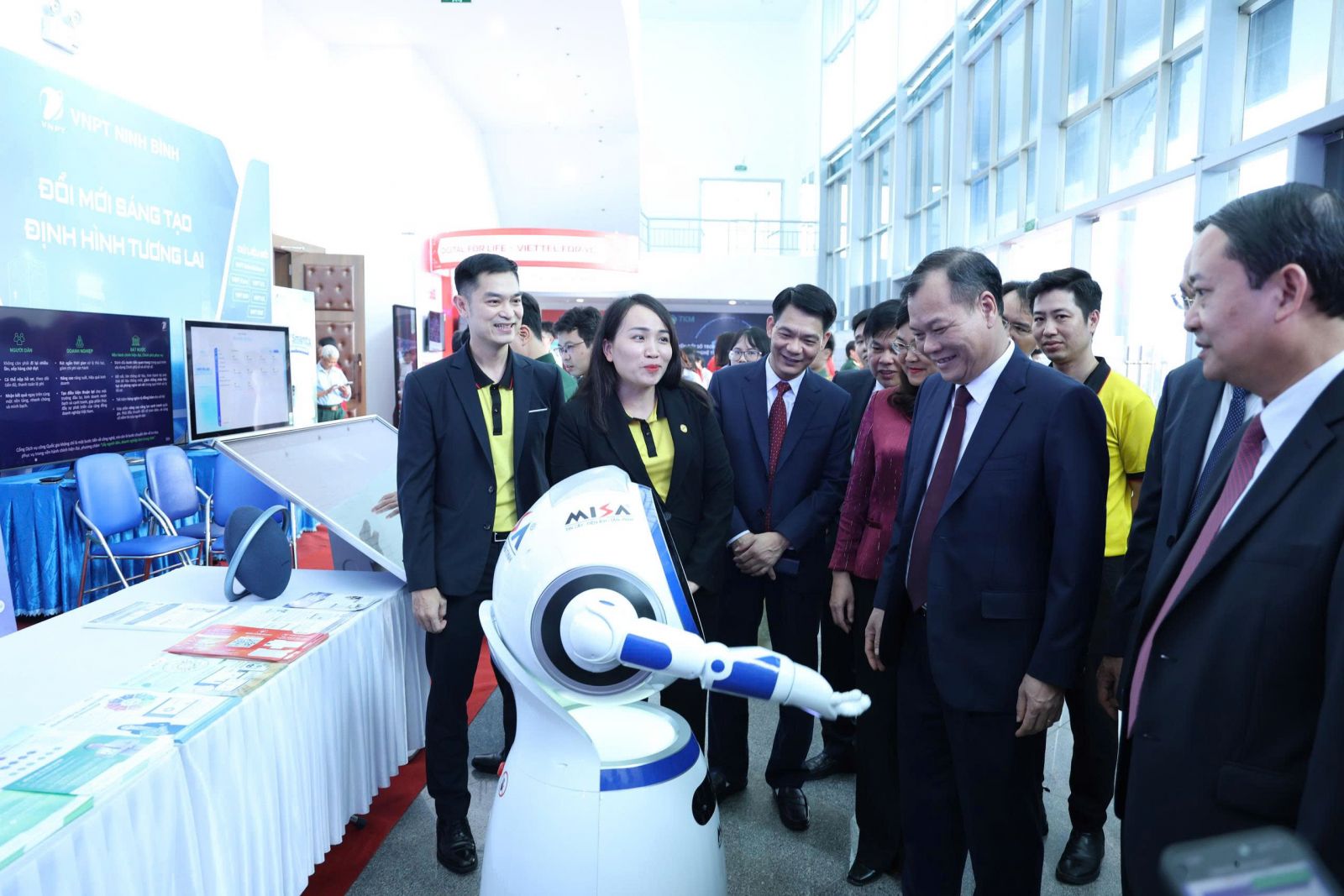 Các đại biểu tham quan các mô hình công nghệ số.