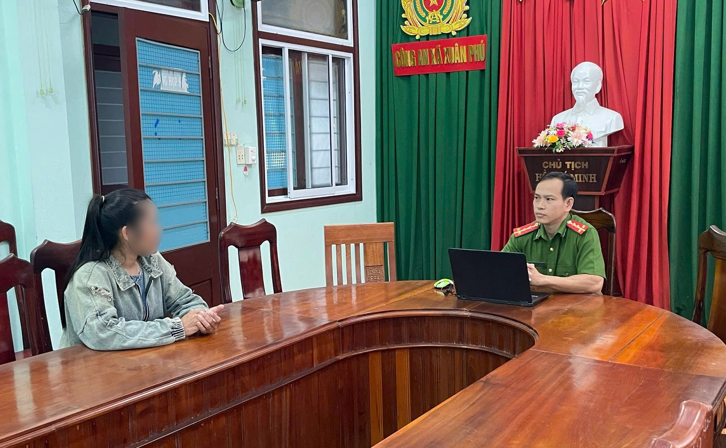 Công an làm việc với H. về việc đăng tải video thất thiệt.