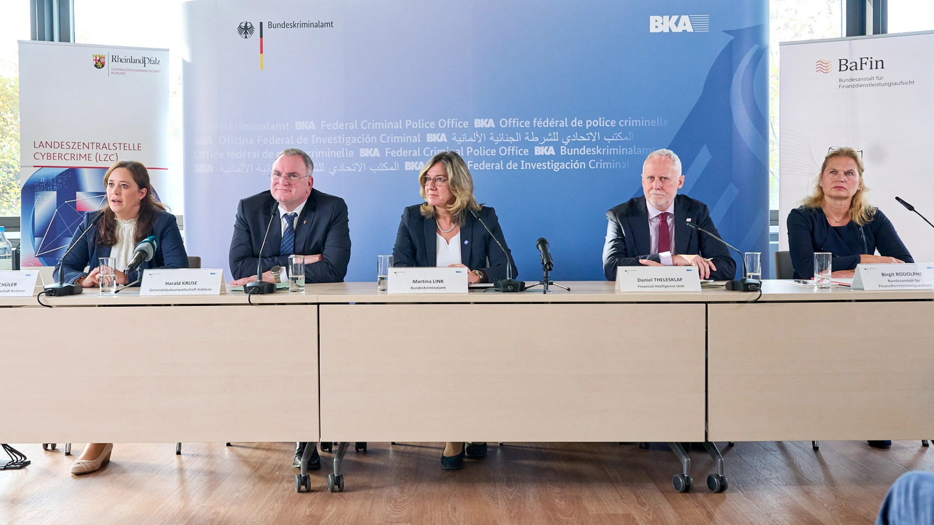 “Operation Chargeback” (tạm dịch là ‘Chiến dịch hoàn trả’) là chiến dịch quốc tế nhằm bóc tách một mạng lưới lừa đảo kỹ thuật số, lợi dụng hàng triệu thẻ, xử lý hàng trăm triệu Euro giao dịch và vận hành như một doanh nghiệp.