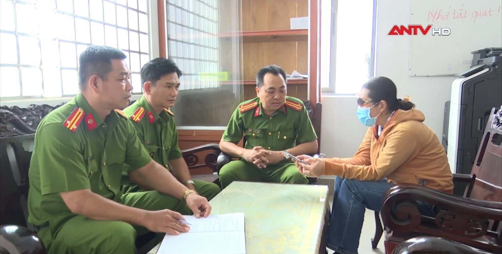 Công an phường Đạo Thạnh, tỉnh Đồng Tháp làm việc với nạn nhân. Ảnh ANTV