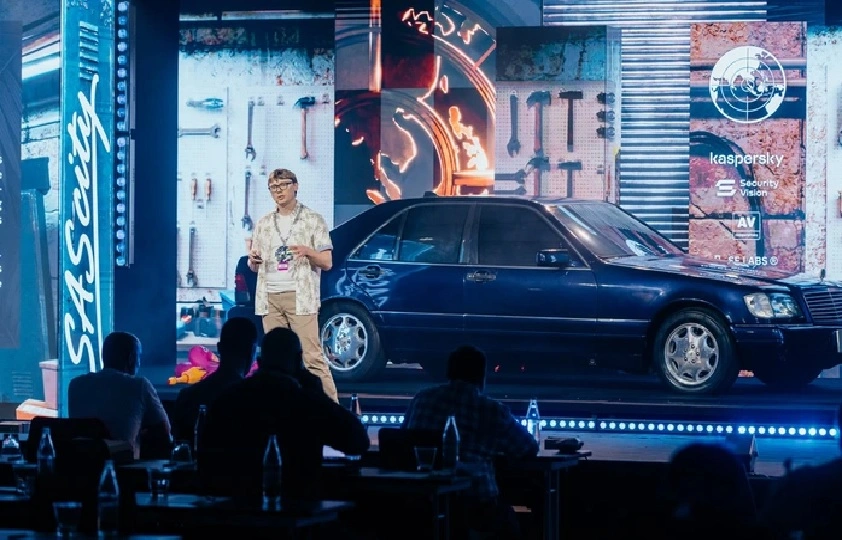 Chuyên gia Kaspersky báo cáo tại Hội nghị thượng đỉnh phân tích bảo mật. Ảnh Kaspersky.