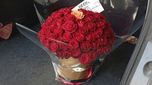 Bó hoa hồng đặt trong xe của chuyên gia hạt nhân Itzhak Gertz. Ảnh Mizan