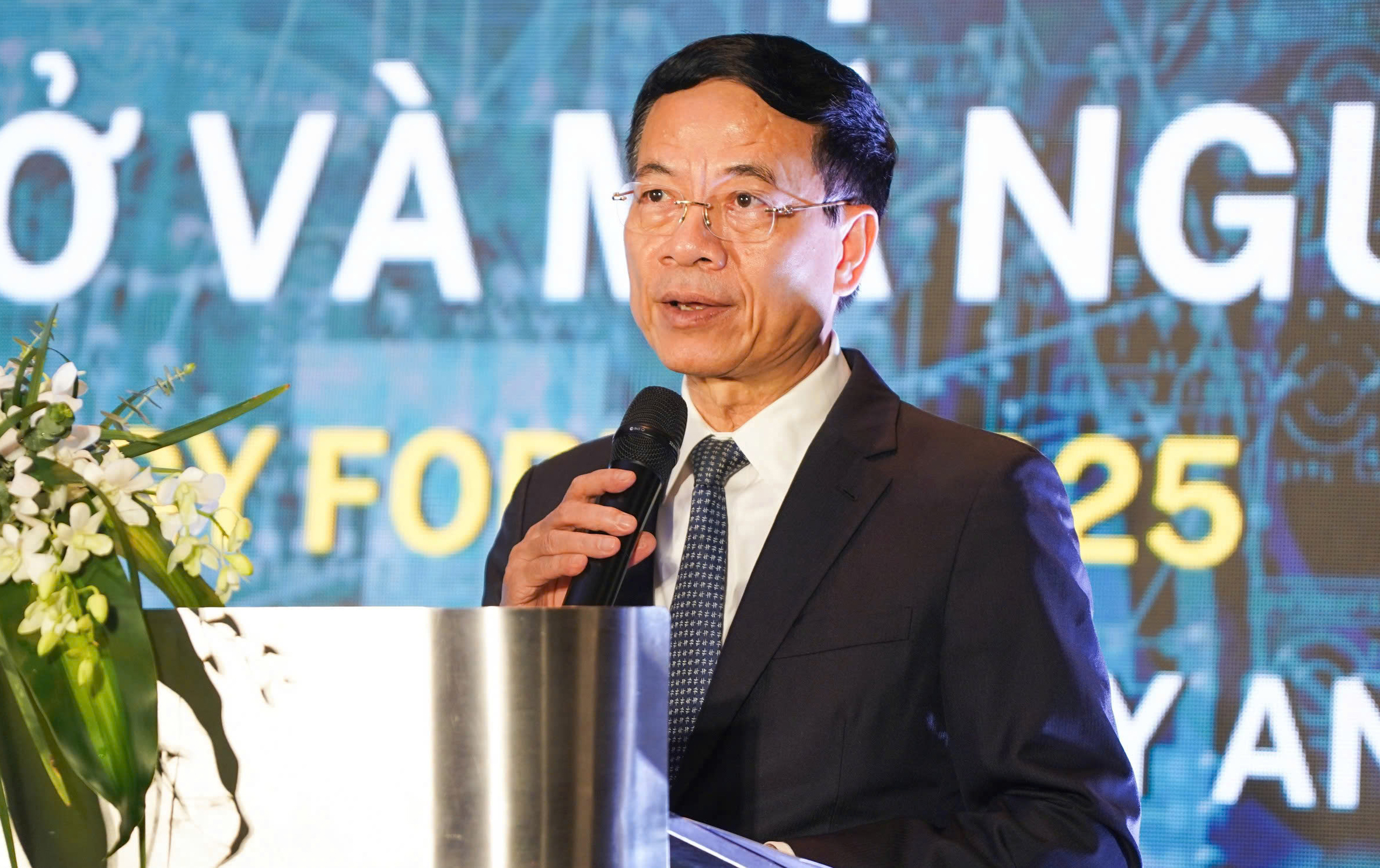 Bộ trưởng Nguyễn Mạnh Hùng: Công nghệ số phải rẻ như không khí!