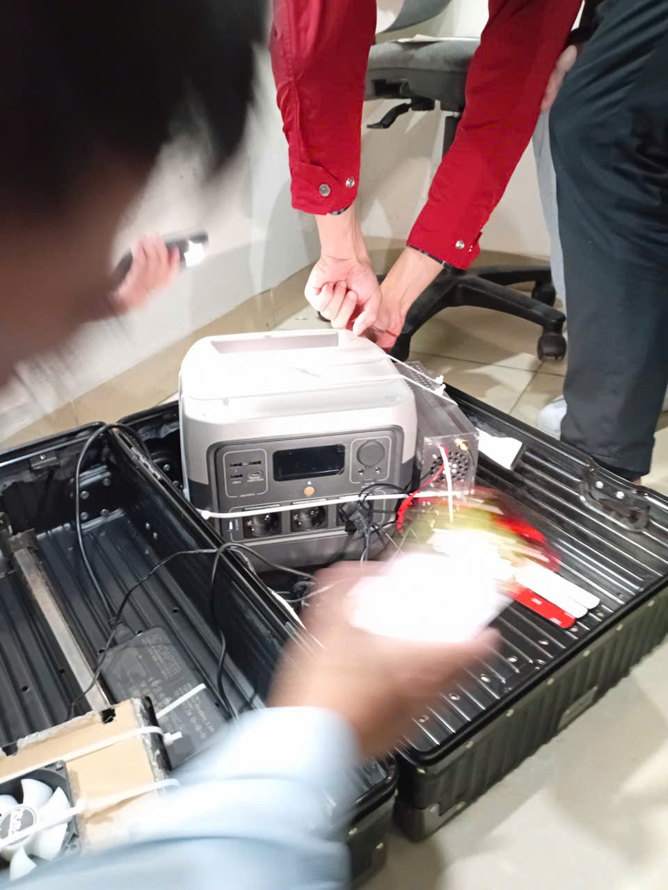 Đối tượng người nước ngoài đang sử dụng thiết bị BTS giả mạo đặt trong vali, phát tán tin nhắn mạo danh Vietcombank để quảng cáo, lừa đảo.