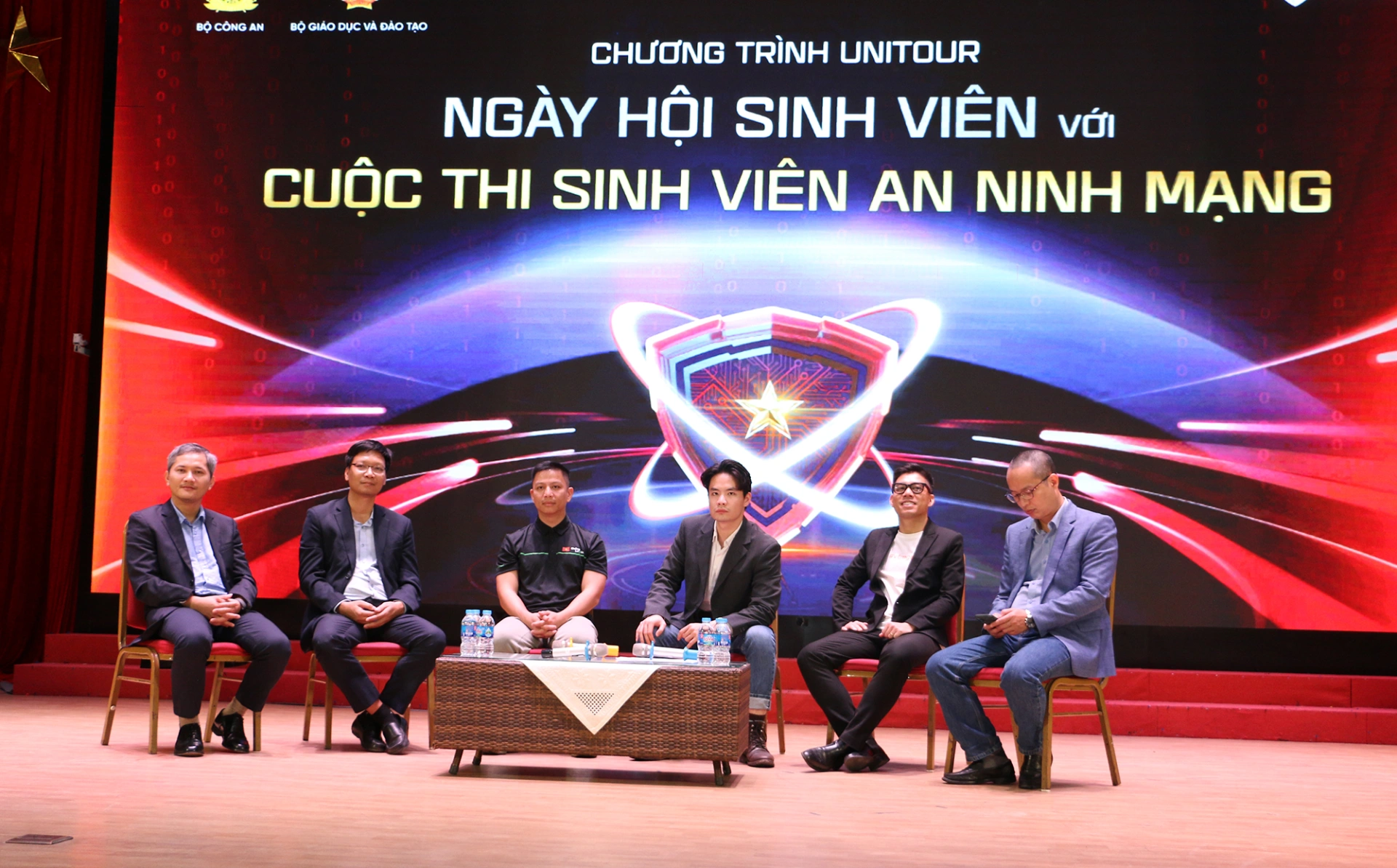 Các diễn giả tham gia tọa đàm về an ninh mạng tại Học viện Công nghệ BCVT