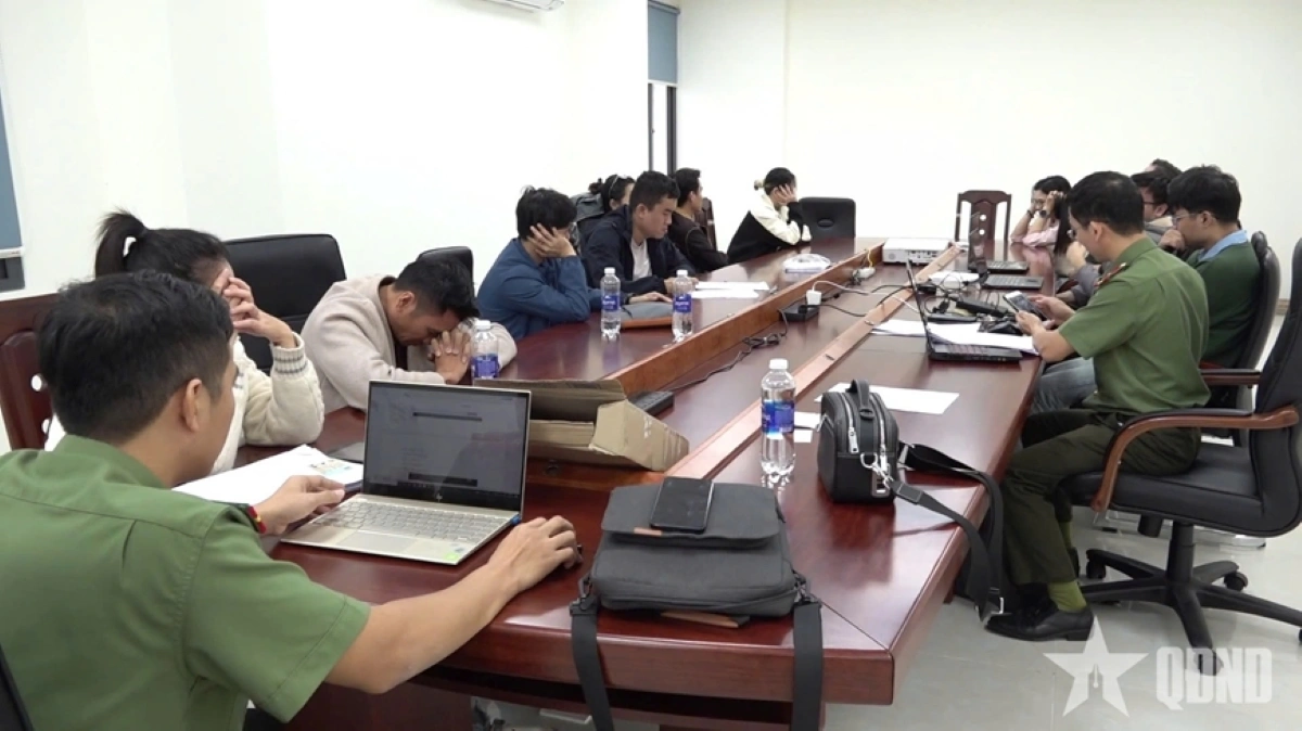 Các đối tượng tại cơ quan Công an.