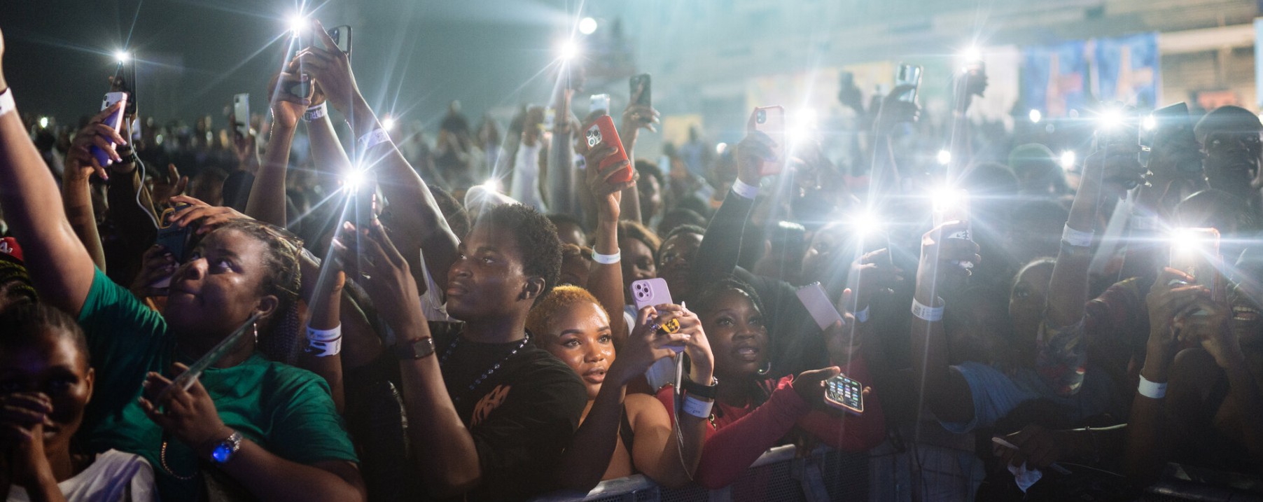 Châu Phi có dân số trẻ và tốc độ tăng trưởng người dùng điện thoại di động/internet rất cao