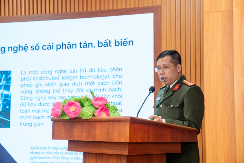Đại tá Lê Hải Triều, Viện trưởng Viện Kỹ thuật điện tử nghiệp vụ, Cục Công nghiệp an ninh chia sẻ thông tin tại hội thảo.