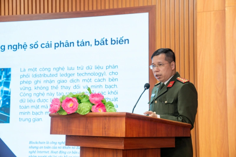 Đại tá Lê Hải Triều, Viện trưởng Viện Kỹ thuật điện tử nghiệp vụ, Cục Công nghiệp an ninh chia sẻ thông tin tại hội thảo.