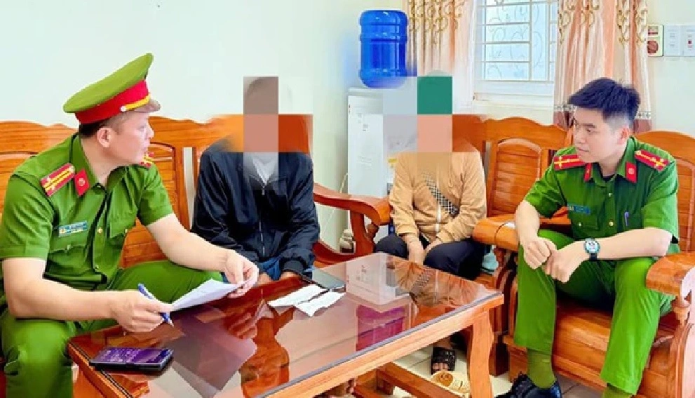 Công an xã Yên Châu giải thích, trấn an ông T và người thân không thực hiện theo yêu cầu của các đối tượng lừa đảo. Ảnh Báo Sơn La