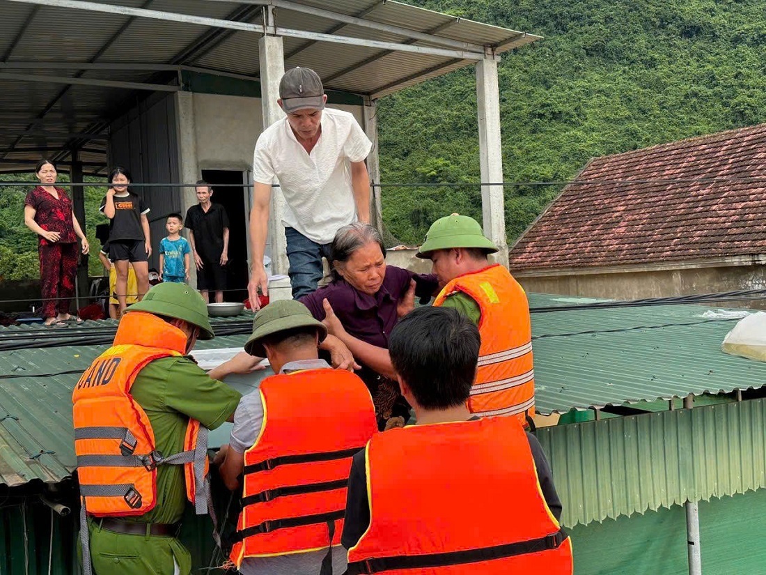 Công an tỉnh Nghệ An hỗ trợ người dân di dời khỏi vùng ngập lụt. Ảnh Công an tỉnh Nghệ An