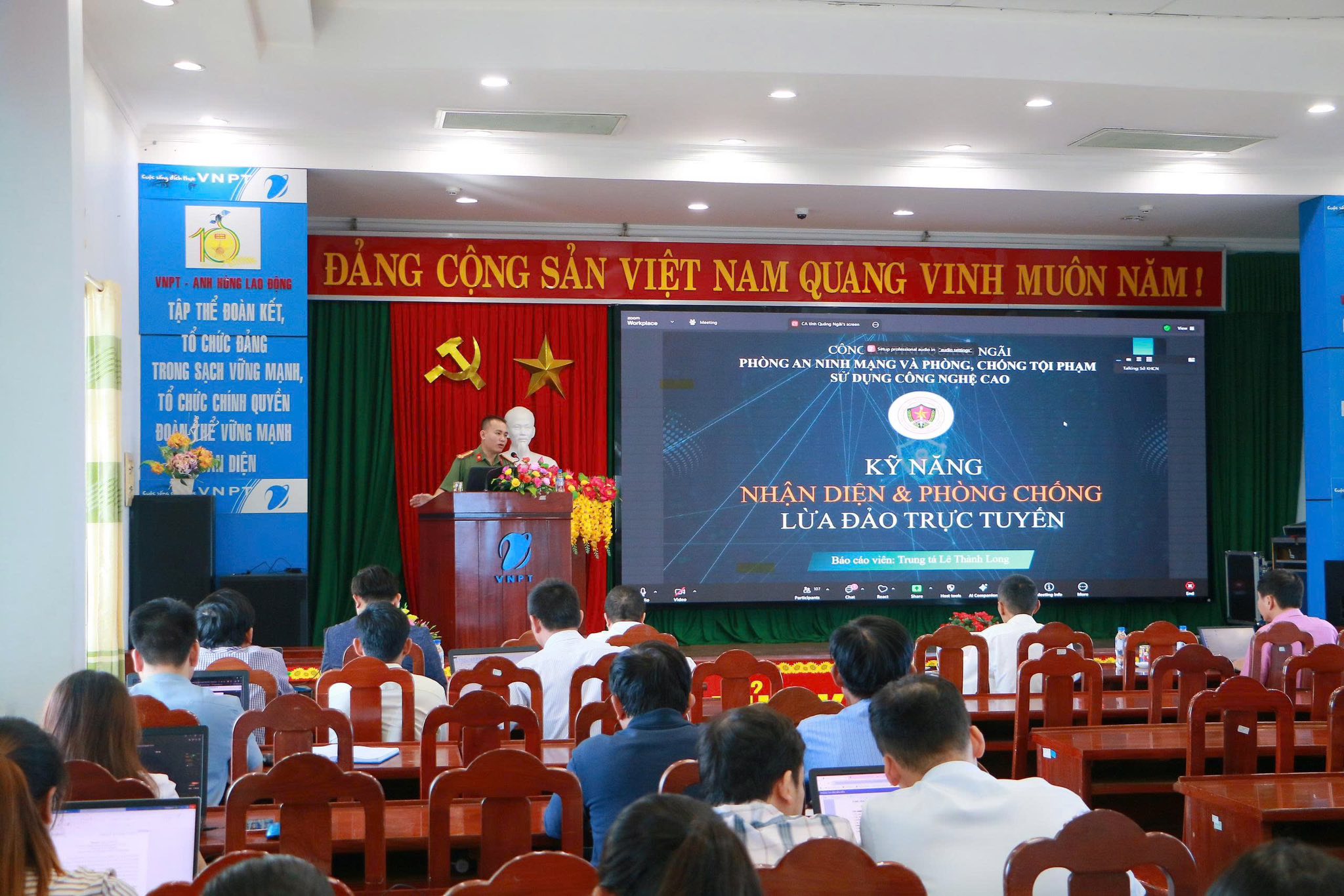 Công an tỉnh Quảng Ngãi tập huấn kiến thức, kỹ năng số, phòng tránh lừa đảo trực tuyến cho cán bộ, công chức và thanh niên. Ảnh Công an tỉnh Quảng Ngãi