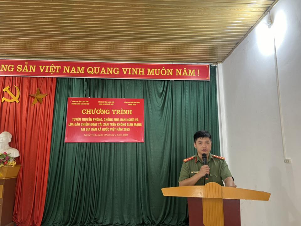 Công an xã Quốc Việt, cán bộ Phòng An ninh mạng và phòng chống tội phạm sử dụng công nghệ cao tuyên truyền phòng chống lừa đảo chiếm đoạt tài sản trên không gian mạng. Ảnh Công an xã Quốc Việt