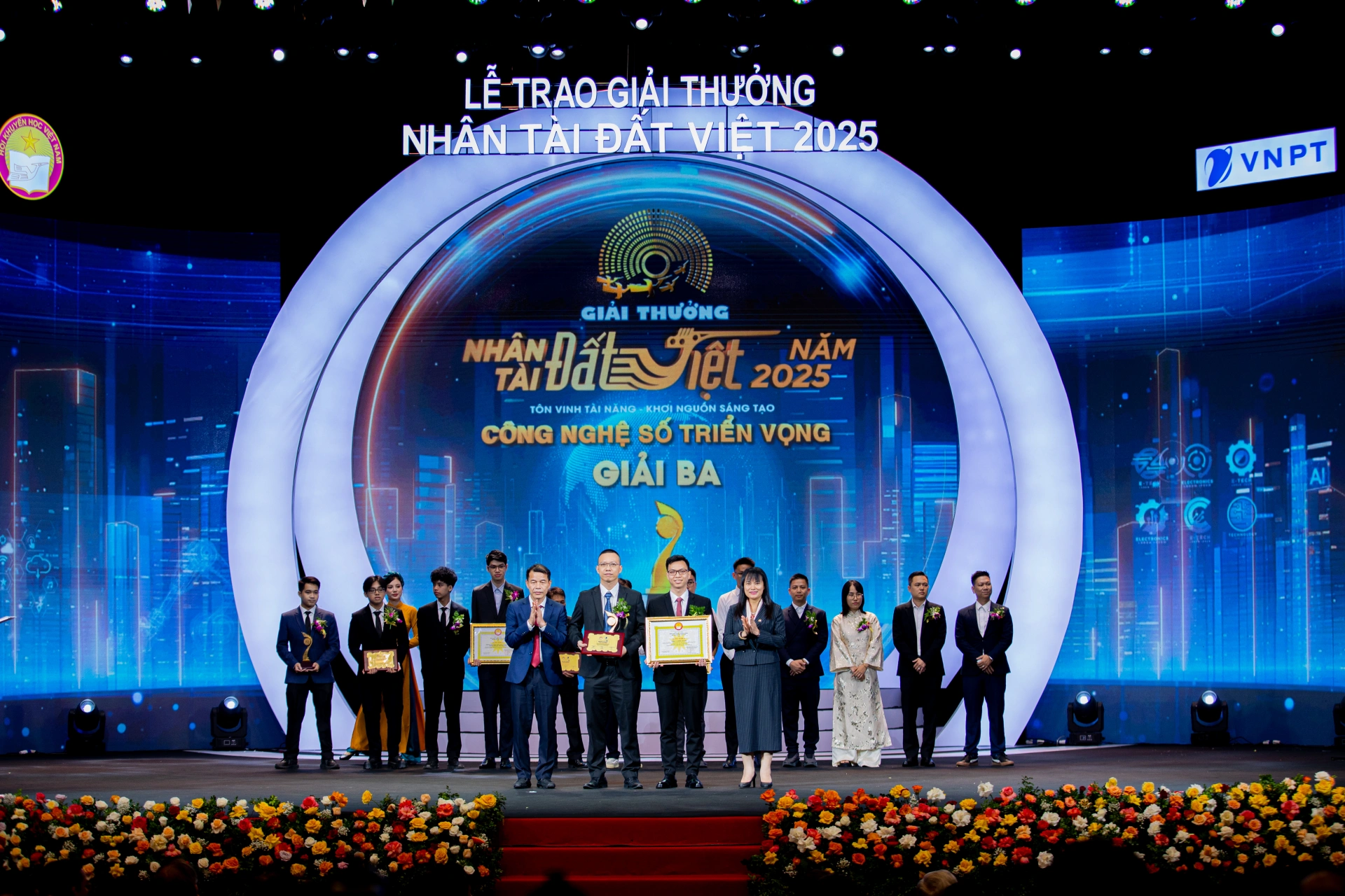 CPO Cogover Nguyễn Hồng Hải cùng thành viên nhóm tác giả nhận giải Ba lĩnh vực số Triển vọng Giải thưởng Nhân tài Đất Việt 2025