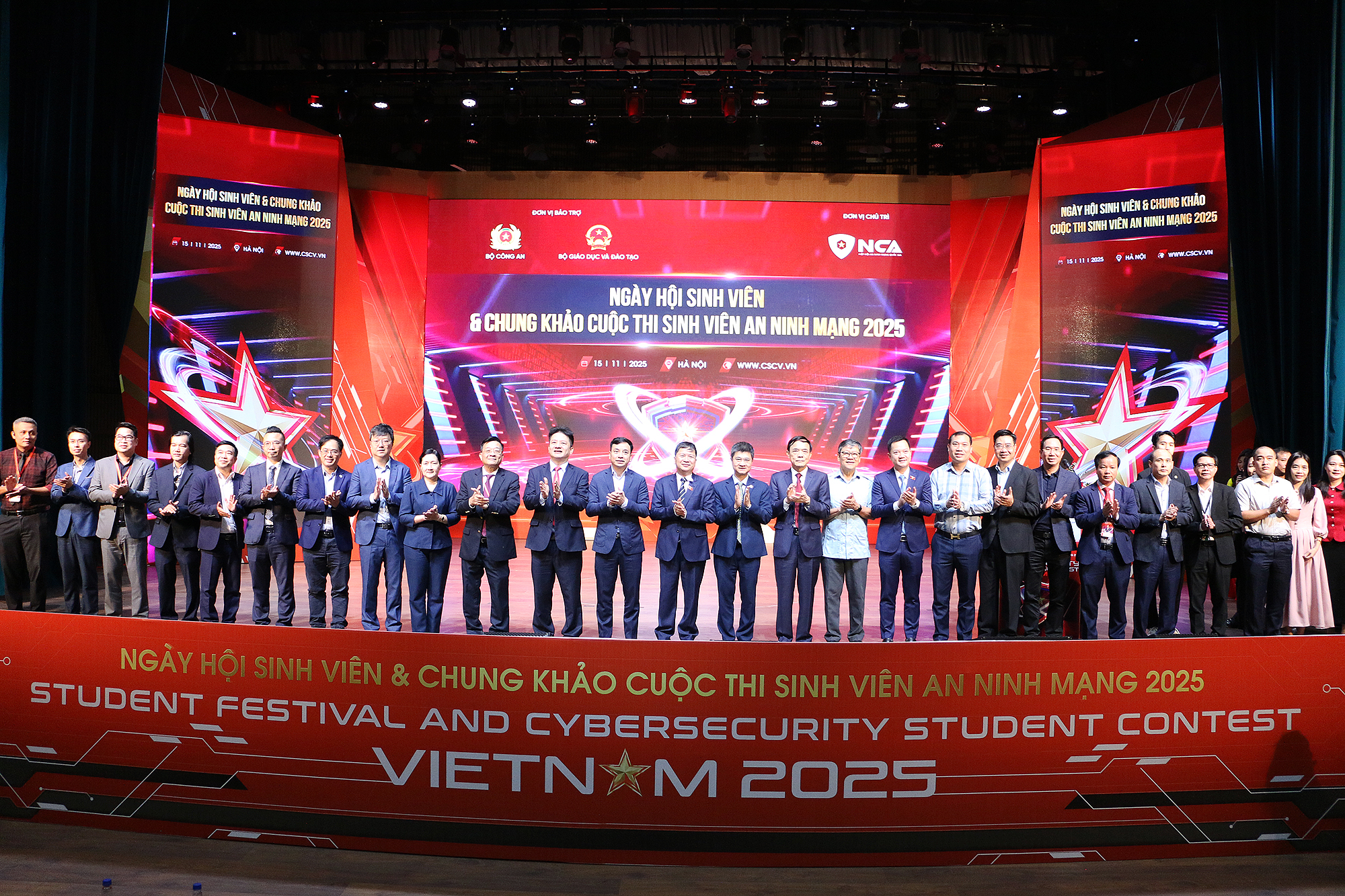 Các đại biểu chụp ảnh lưu niệm tại sự kiện