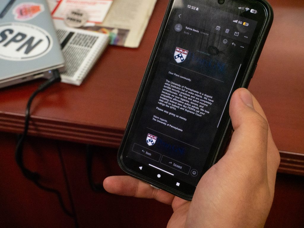 Ảnh minh họa tin nhắn cho sinh viên Upenn. Lucas Tusinean/The Triangle