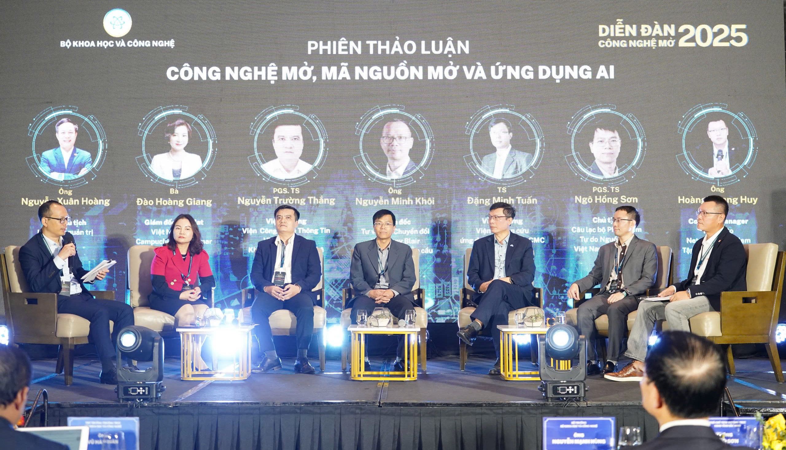 Các chuyên tham gia thảo luận tại Diễn đàn công nghệ mở 2025