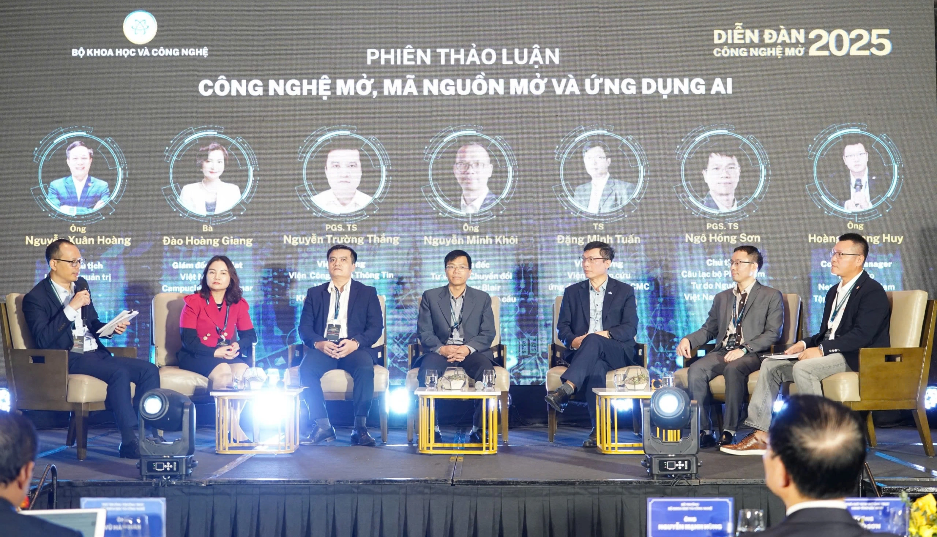 Các chuyên gia thảo luận về AI và công nghệ số