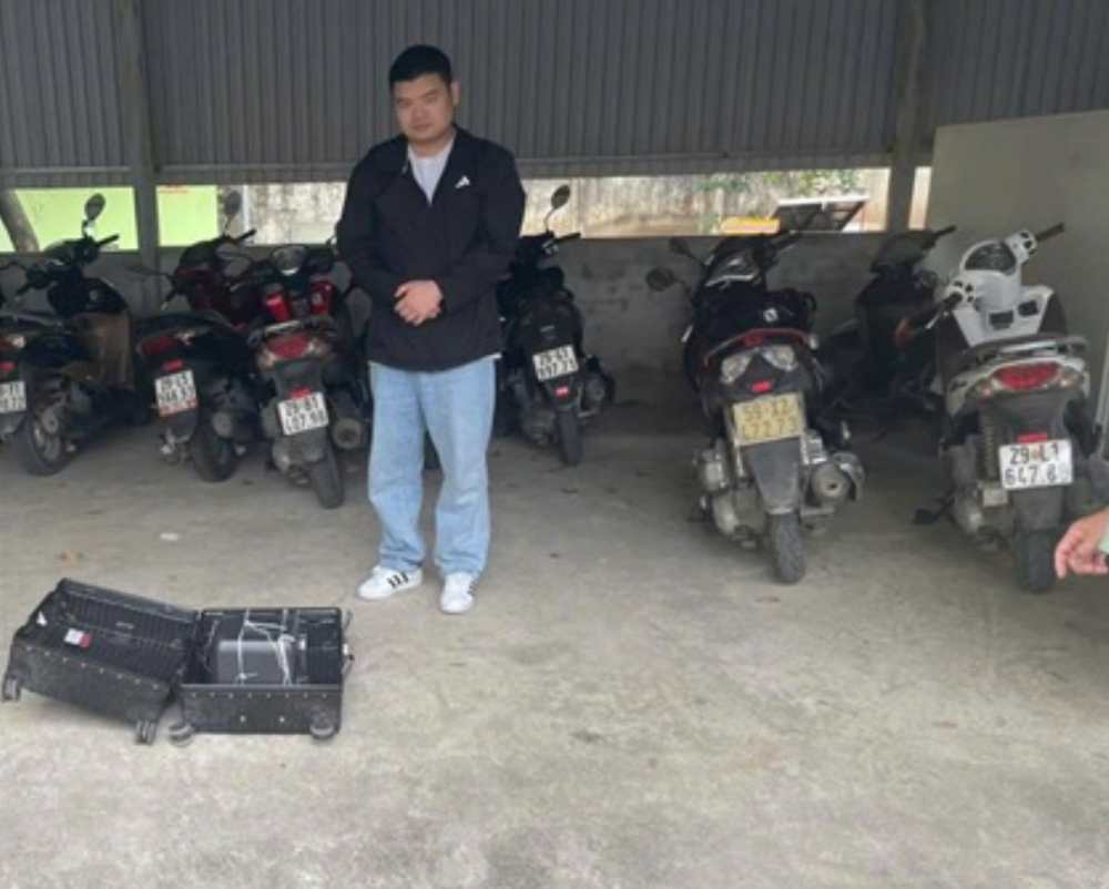 Đối tượng Thiệu Văn và tang vật. Ảnh: Công an thành phố Hà Nội