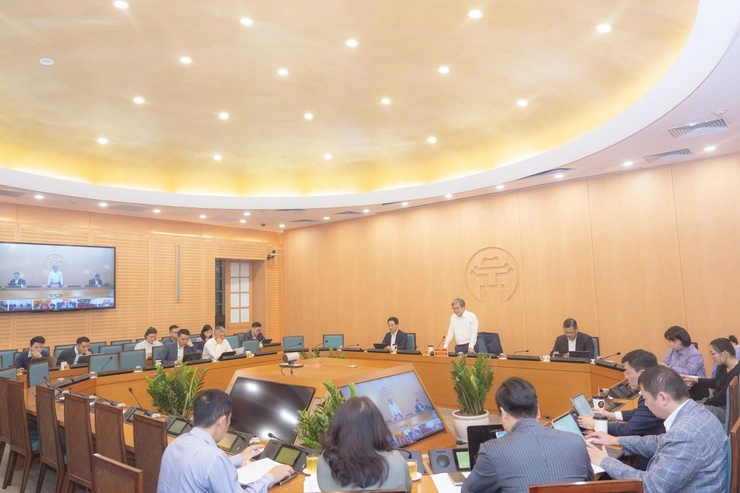 Quang cảnh cuộc họp tại trụ sở UBND Thành phố, được tổ chức trực tiếp và kết nối trực tuyến tới các sở, ngành và 126 xã, phường trên địa bàn.