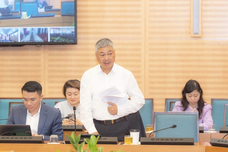 Phó Giám đốc Sở Tài chính Hà Nội Vũ Duy Tuấn trình bày báo cáo về tiến độ giải ngân lĩnh vực KHCN-CĐS năm 2025.