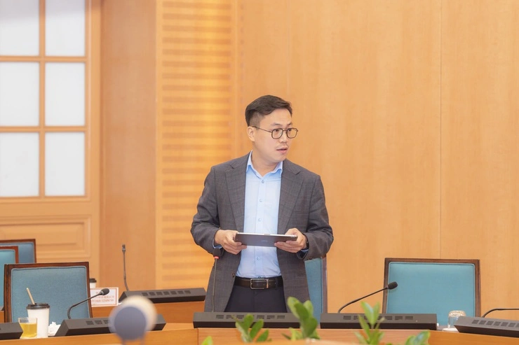 Phó Giám đốc Trung tâm Truyền thông, Dữ liệu và Công nghệ số, Văn phòng UBND thành phố Hà Nội Nguyễn Đức Thuận báo cáo tại cuộc họp.