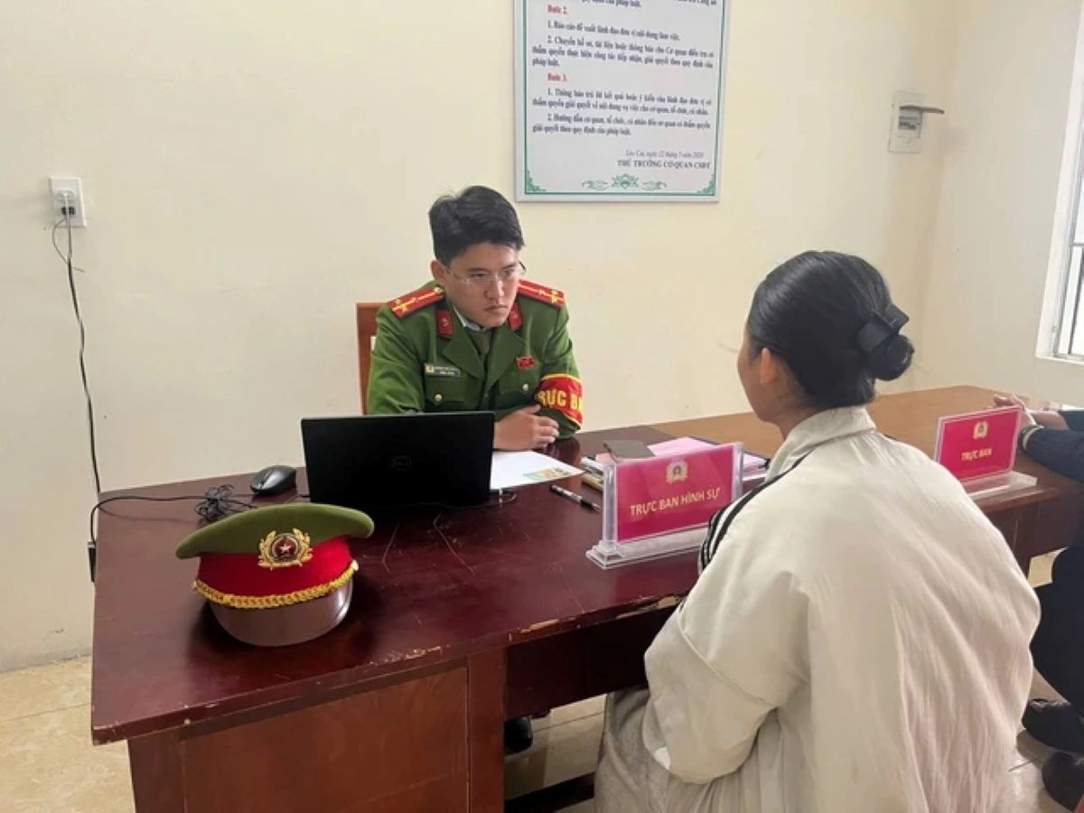 Cán bộ Công an xã Trấn Yên làm việc với cháu Duyệt tại trụ sở. Ảnh: Công an xã Trấn Yên.