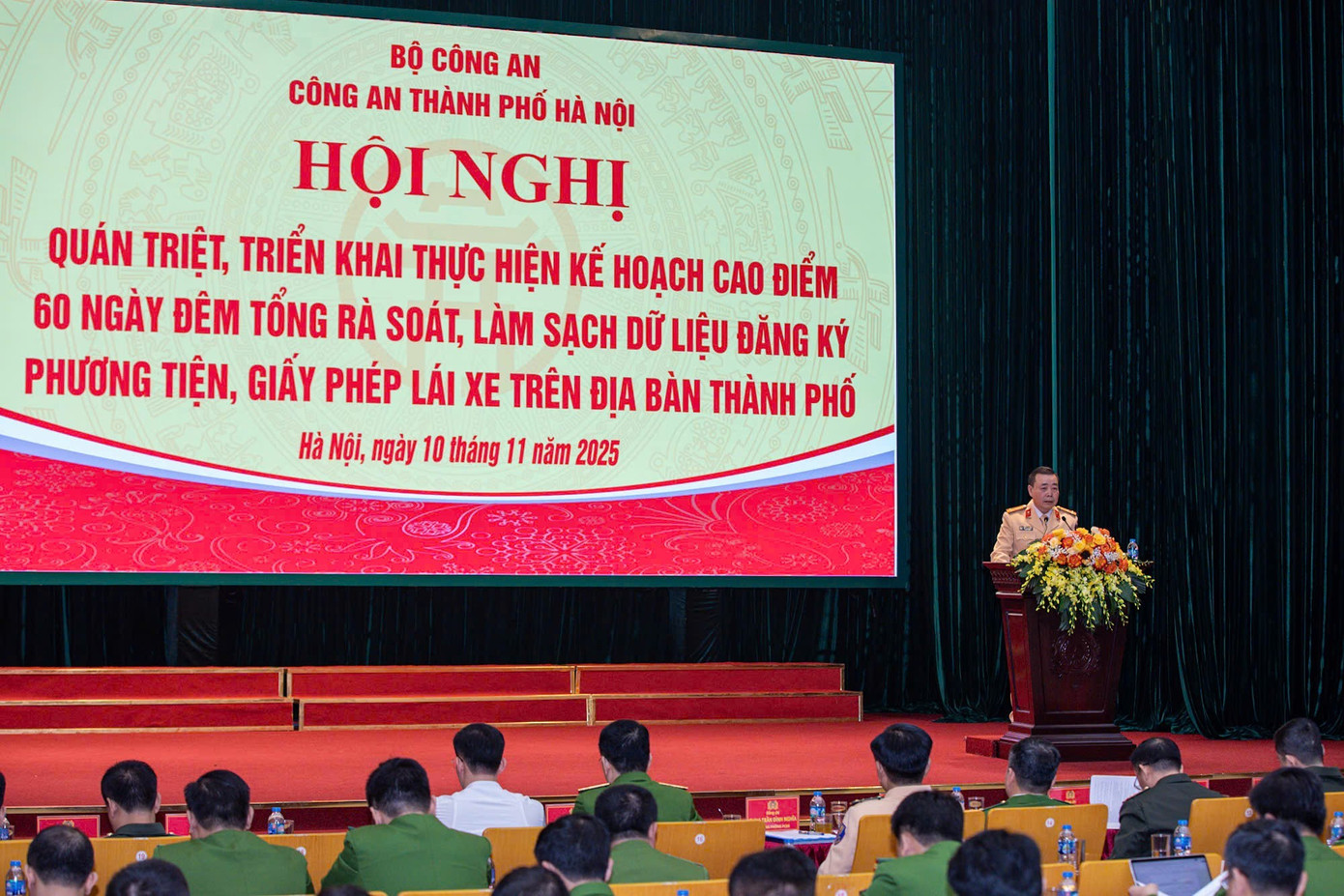 Toàn cảnh hội nghị triển khai cao điểm 60 ngày đêm làm sạch dữ liệu phương tiện và giấy phép lái xe tại Hà Nội, sáng 10/11.