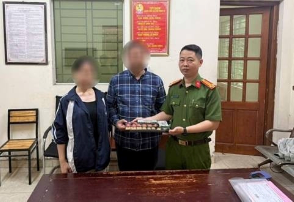 Công an Hà Nội ghi nhận nhiều vụ việc các đối tượng lừa đảo giả danh lực lượng điều tra, gọi điện đe dọa nạn nhân liên quan đến “rửa tiền”, sau đó yêu cầu mở két, bán vàng, chuyển tiền để “chứng minh trong sạch”