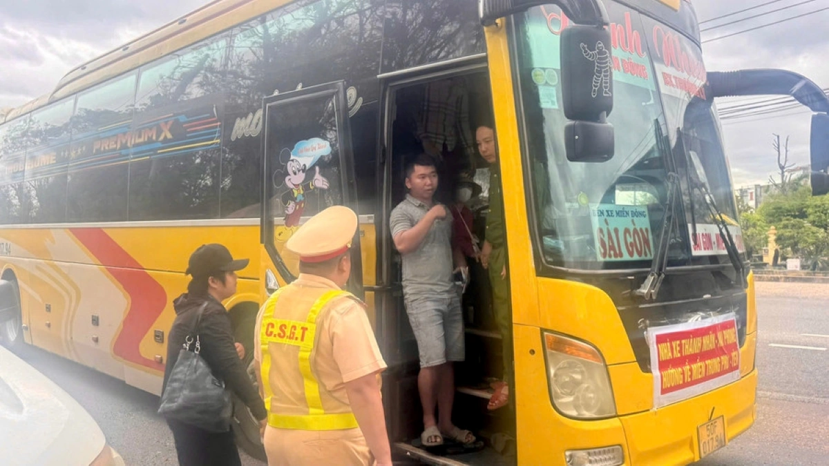 Lực lượng Công an đón xe và gửi gắm đưa chị V. về nhà tại tỉnh Đắk Lắk.