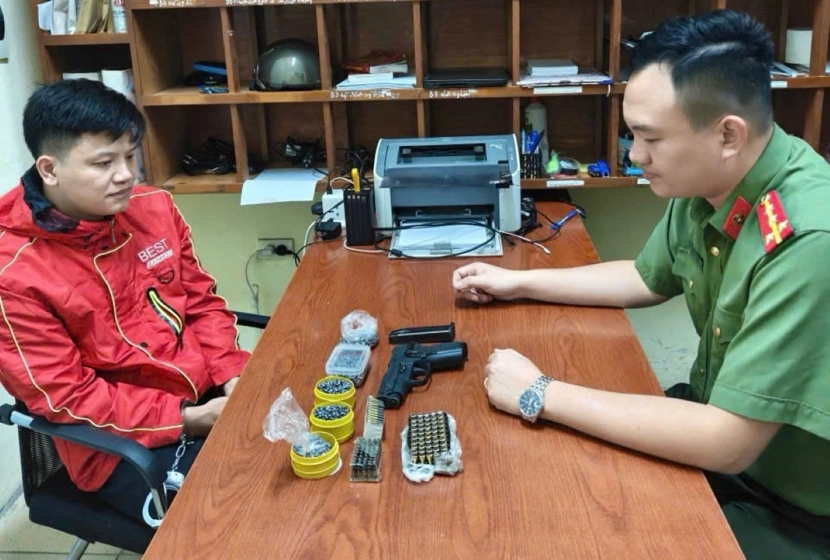 Đối tượng Vũ Mạnh Minh cùng tang vật thu giữ.