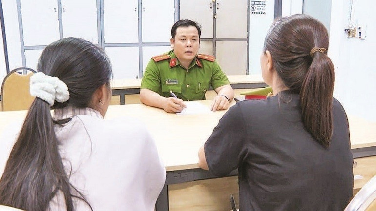 Công an Thành phố Hồ Chí Minh làm việc với gia đình có nạn nhân bị “bắt cóc online”.