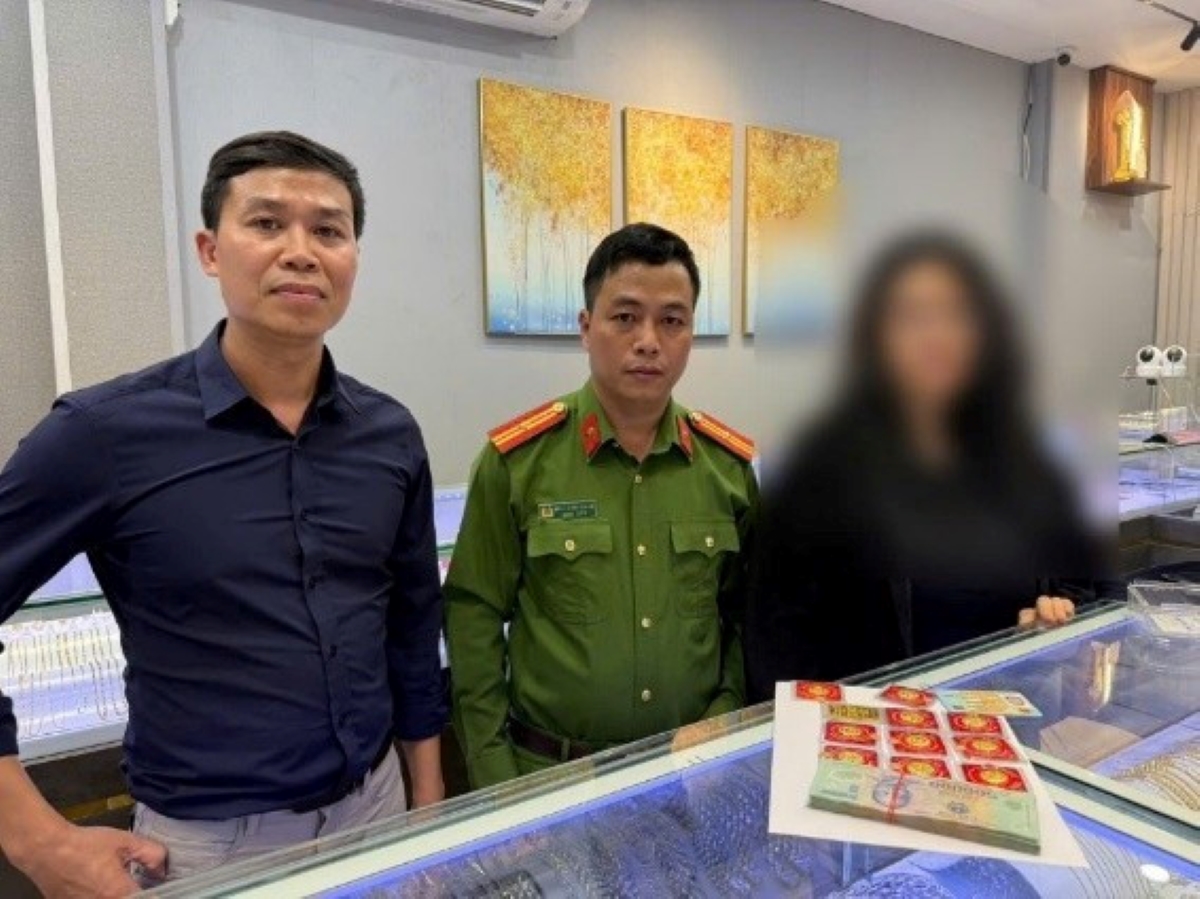 Công an kịp thời ngăn chặn vụ nữ sinh ở Hà Nội mở két lấy toàn bộ tiền, vàng mang đi bán để chuyển cho kẻ lừa đảo.
