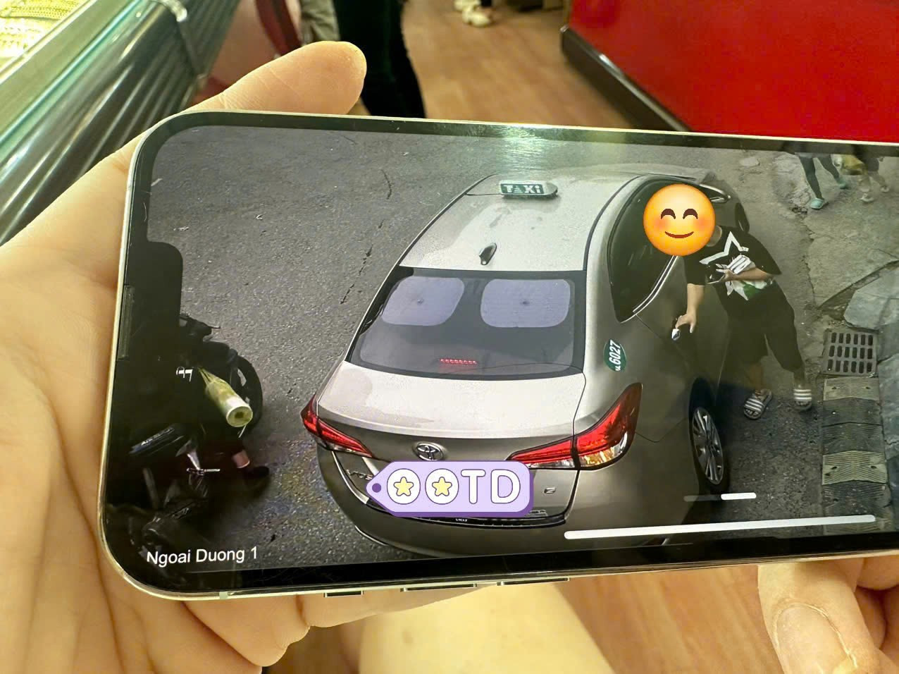 Hình ảnh camera ghi lại K. bỏ nhà và làm theo chỉ dẫn của các đối tượng lừa đảo.