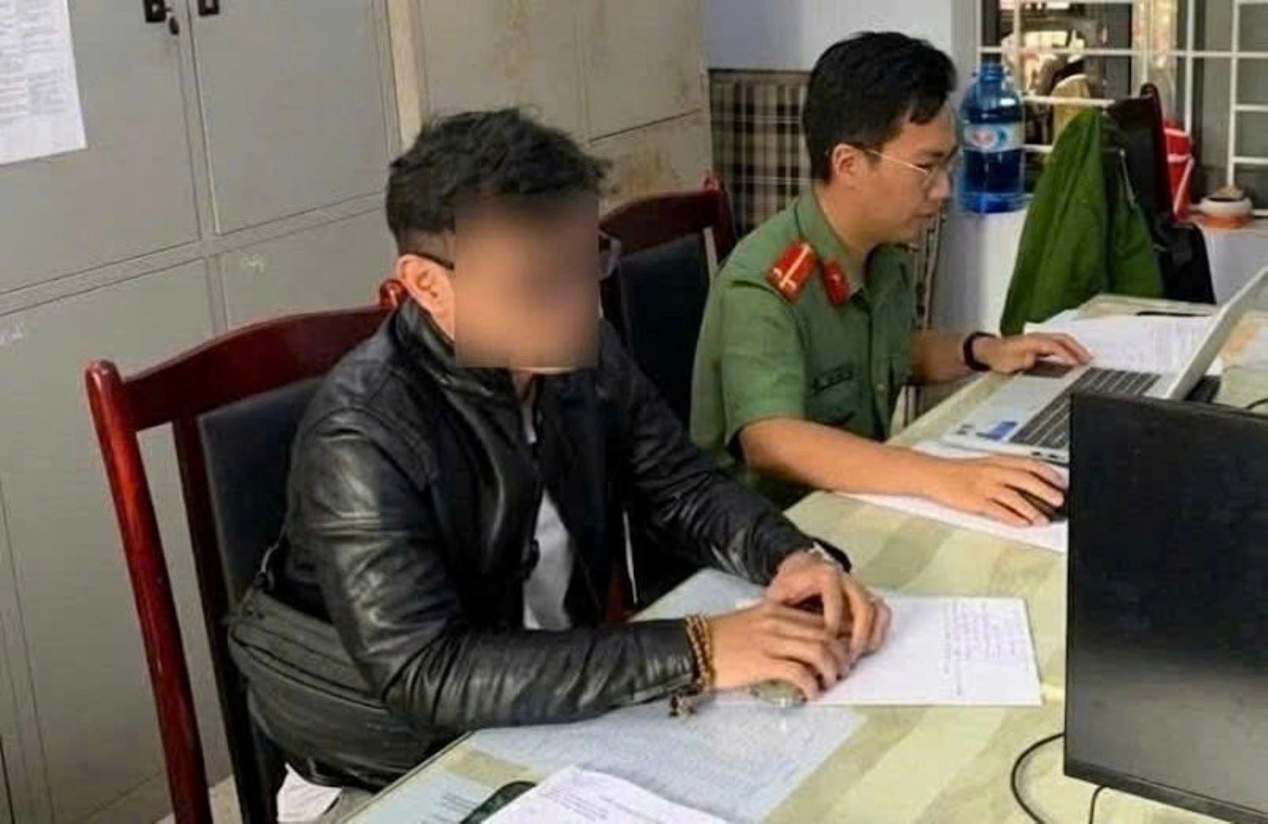 Anh N.Q.Đ làm việc với cơ quan chức năng. Ảnh: CA cung cấp