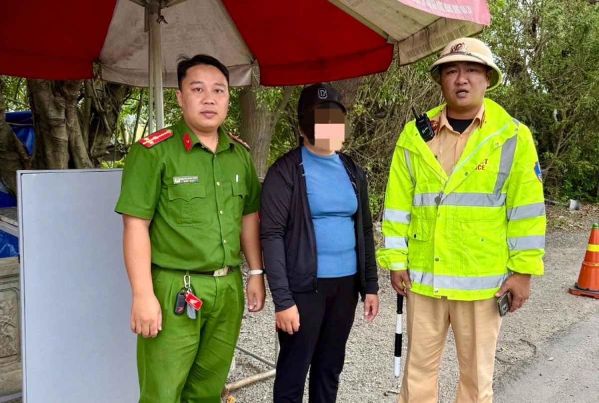 Lực lượng Công an kịp thời hỗ trợ chị V.