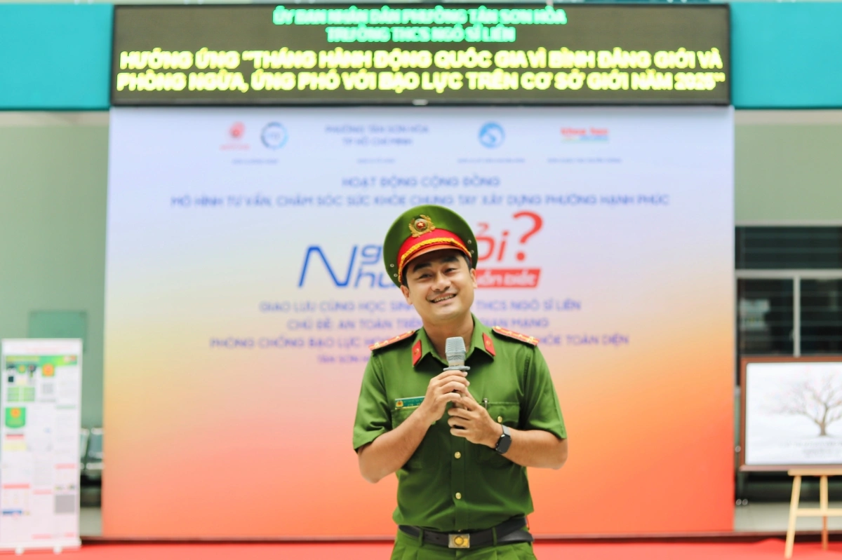 Đại úy Huỳnh Đỗ Tấn Thịnh giao lưu, chia sẻ với các em học sinh