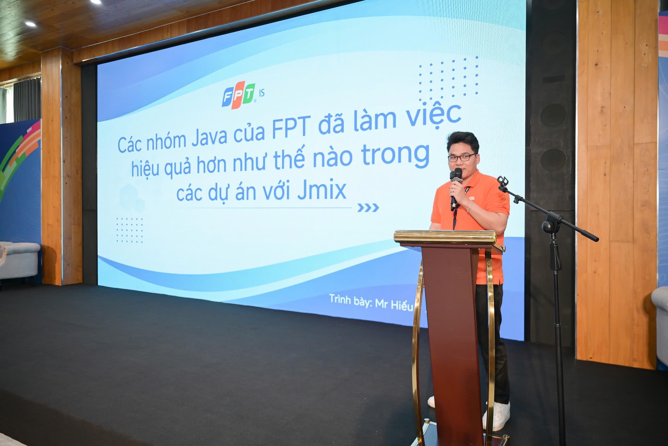 Ông Trương Minh Hưng – Trưởng nhóm phát triển FPT IS trao đổi cách các nhóm Java nâng cao năng suất trong các dự án với Jmix.