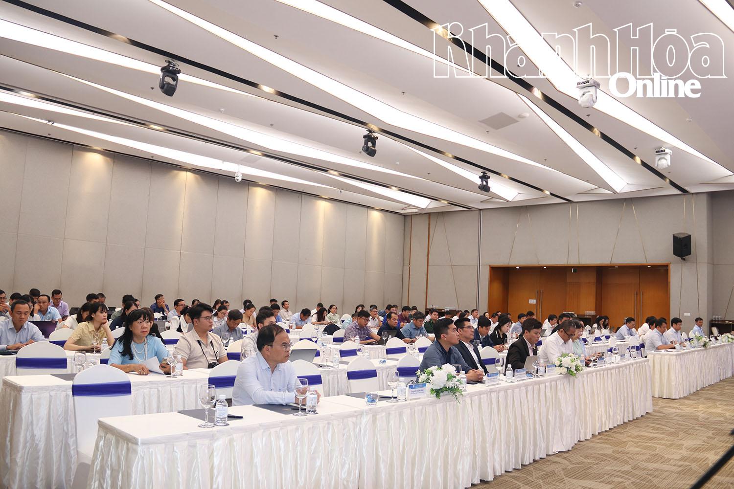 Quang cảnh Hội nghị chuyển đổi số tỉnh Khánh Hòa với sự tham dự của lãnh đạo các sở, ngành, chuyên gia và doanh nghiệp công nghệ.