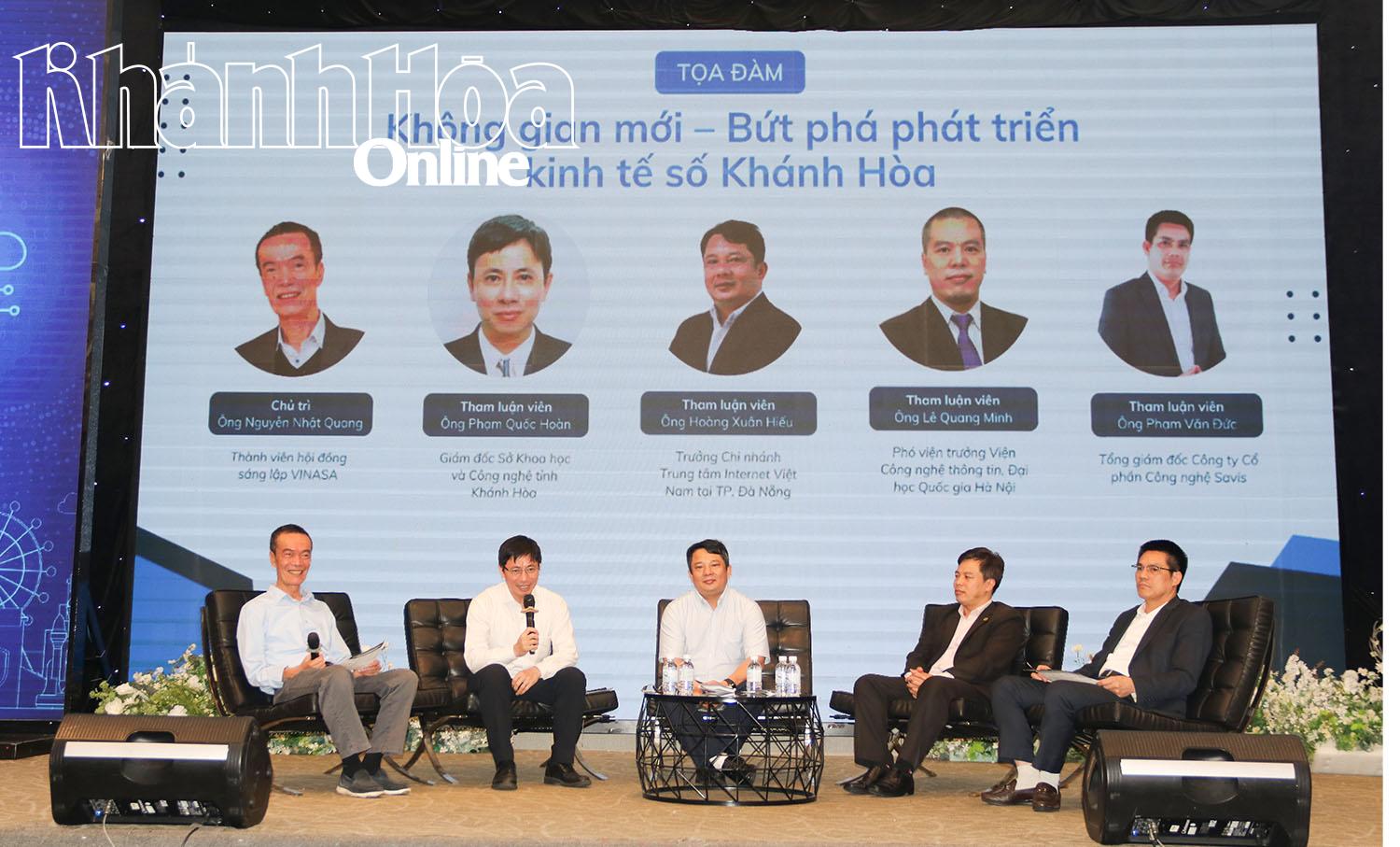 Các đại biểu tham gia tọa đàm chuyên đề “Không gian mới - Bứt phá phát triển kinh tế số Khánh Hòa”.