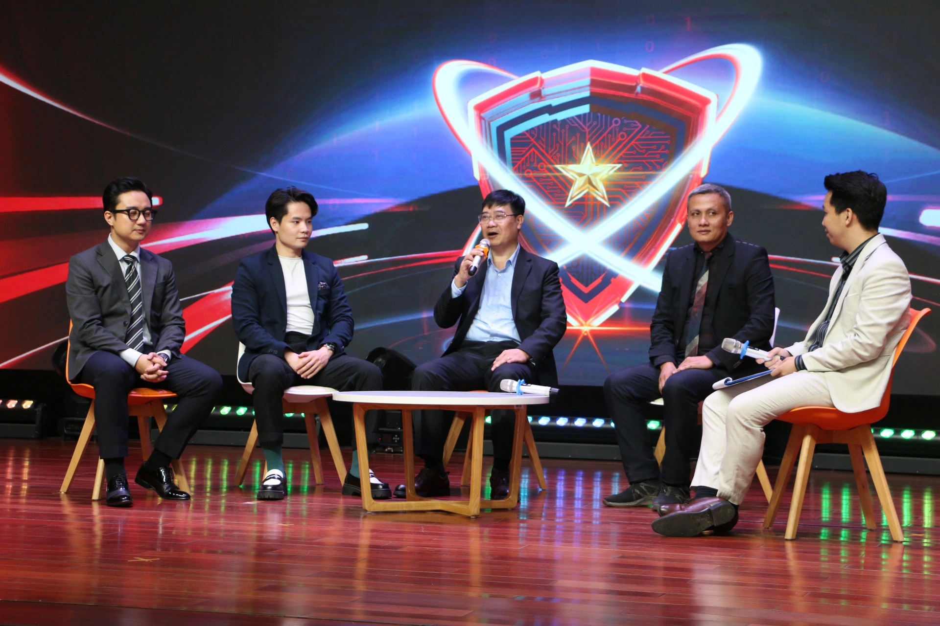 Các diễn giả tham gia toạ đàm tại Đại học Phenikaa